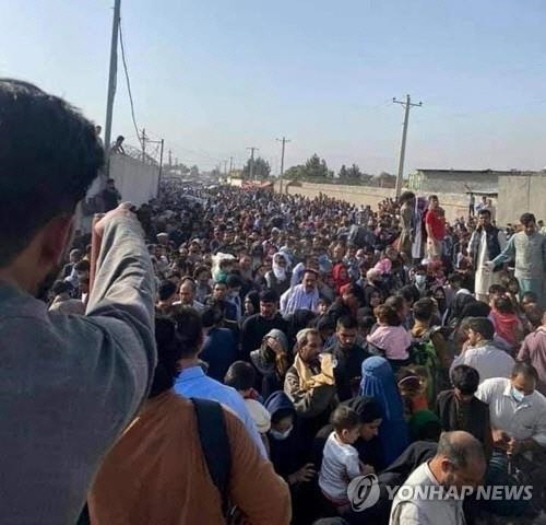 아프간 카불공항에 계속 몰려드는 국외 탈출 희망 인파 [로이터=연합뉴스]